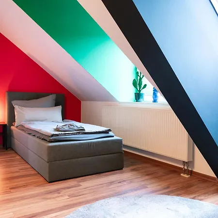 Pop Art - Balkon, Netflix, Nespresso, Zentral, Messe *